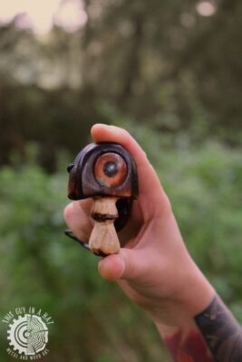 Drewniany naszyjnik grzyb z okiem (This Guy in a Hat)