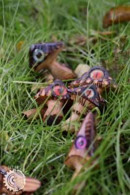 Naszyjniki grzyby z oczami (This Guy in a Hat)