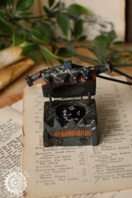 Drewniany naszyjnik mimik frankenstein (This Guy in a Hat)