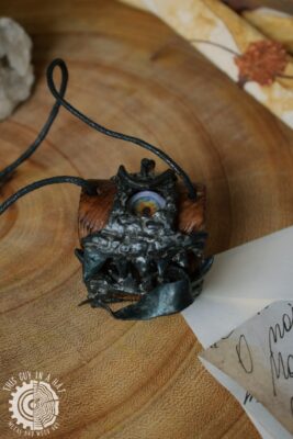 Drewniany naszyjnik mimik cyklop (This Guy in a Hat)