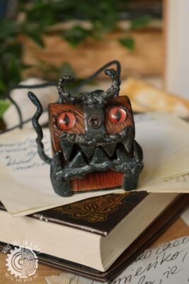 Drewniany naszyjnik mimik diabełek (This Guy in a Hat)