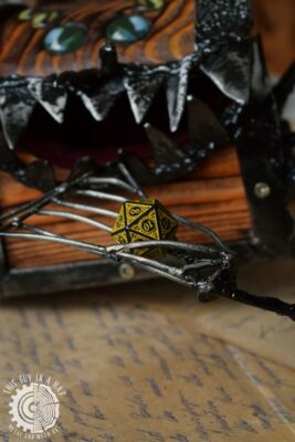 Drewniana skrzynka mimik pająk (This Guy in a Hat)