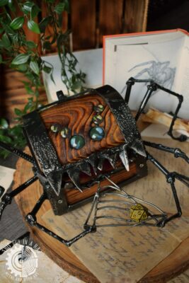 Drewniana skrzynka mimik pająk (This Guy in a Hat)