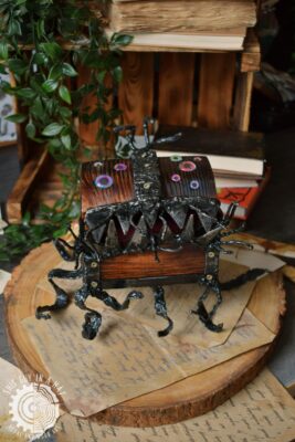 Drewniana skrzynka mimik z mackami (This Guy in a Hat)