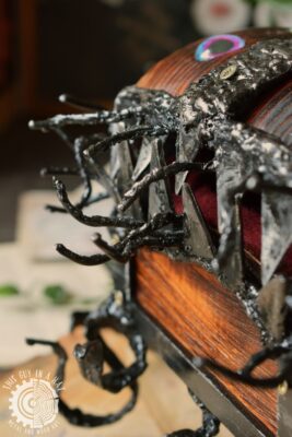 Drewniana skrzynka mimik z mackami (This Guy in a Hat)