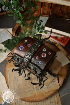 Drewniana skrzynka mimik z mackami (This Guy in a Hat)