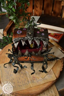 Drewniana skrzynka mimik z mackami (This Guy in a Hat)