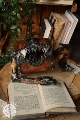 Drewniana skrzynka mimik golem (This Guy in a Hat)