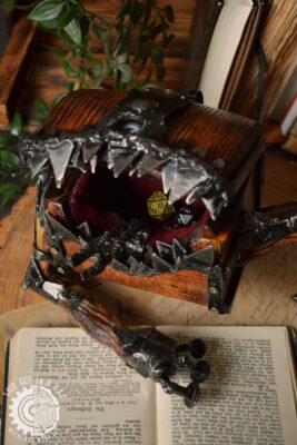 Drewniana skrzynka mimik golem (This Guy in a Hat)