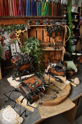 Drewniane skrzynki mimiki (This Guy in a Hat)