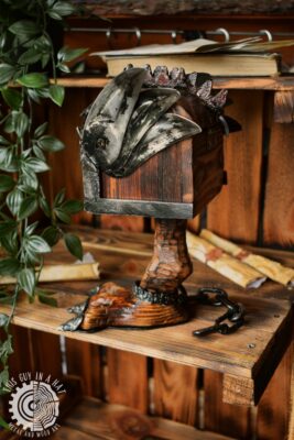 Drewniana skrzynka mimik na kurzej nóżce (This Guy in a Hat)