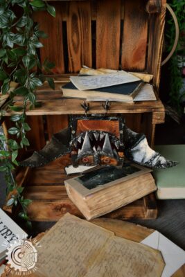 Drewniana skrzynka mimik nietoperz (This Guy in a Hat)