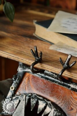 Drewniana skrzynka mimik nietoperz (This Guy in a Hat)