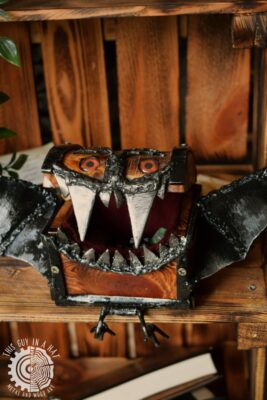 Drewniana skrzynka mimik nietoperz (This Guy in a Hat)