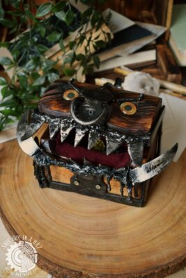 Drewniana skrzynka mimik dzik (This Guy in a Hat)