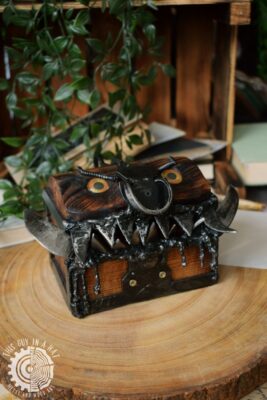 Drewniana skrzynka mimik dzik (This Guy in a Hat)