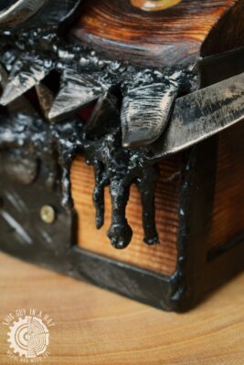 Drewniana skrzynka mimik dzik (This Guy in a Hat)