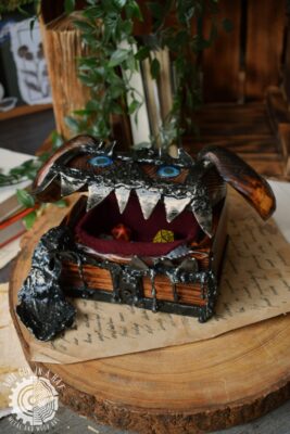 Drewniana skrzynka mimik pies (This Guy in a Hat)