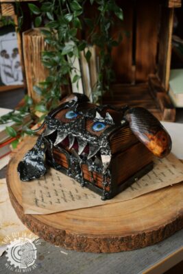 Drewniana skrzynka mimik pies (This Guy in a Hat)