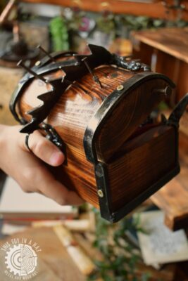 Uchwyt w skrzynkach mimikach (This Guy in a Hat)