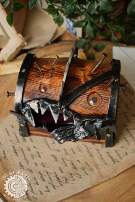 Drewniana skrzynka mimik krejzol (This Guy in a Hat)