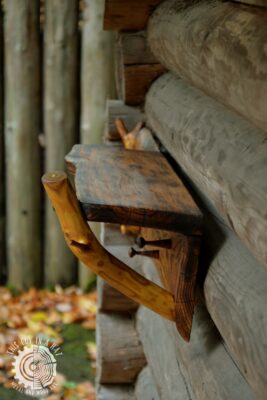 Drewniana półka (This Guy in a Hat)