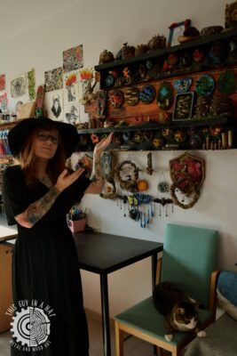 Drewniana półka (This Guy in a Hat)