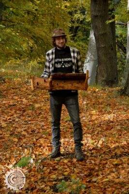 Drewniana półka (This Guy in a Hat)