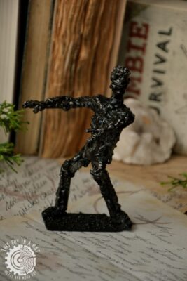 Metalowa rzeźba zombiaka (This Guy in a Hat)