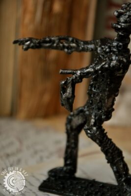 Metalowa rzeźba zombiaka (This Guy in a Hat)