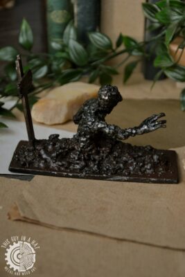 Metalowa rzeźba zombiaka (This Guy in a Hat)