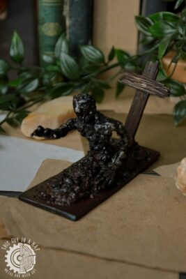 Metalowa rzeźba zombiaka (This Guy in a Hat)