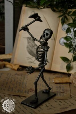 Metalowa rzeźba szkieletora (This Guy in a Hat)