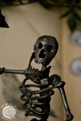 Metalowa rzeźba szkieletora (This Guy in a Hat)