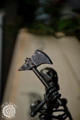 Metalowa rzeźba szkieletora (This Guy in a Hat)