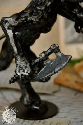 Metalowa rzeźba Minotaura (This Guy in a Hat)