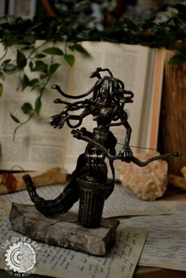 Metalowa rzeźba Meduzy (This Guy in a Hat)