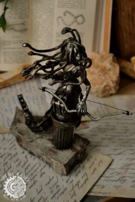 Metalowa rzeźba Meduzy (This Guy in a Hat)