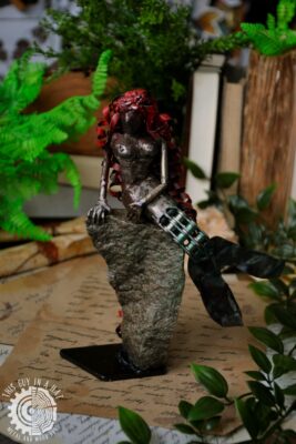 Metalowa rzeźba syreny (This Guy in a Hat)