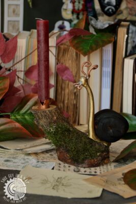 Drewniany świecznik ze ślimakiem (This Guy in a Hat)