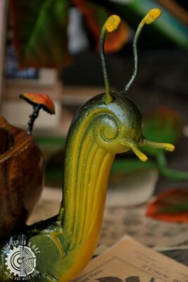 Drewniano metalowe pudełko w kształcie ślimaka (This Guy in a Hat)