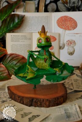 Metalowa podstawka na kadzidło z żabą (This Guy in a Hat)