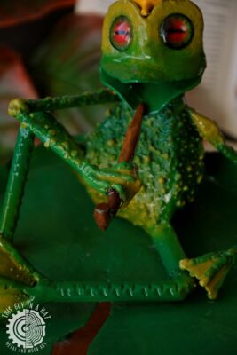 Metalowa podstawka na kadzidło z żabą (This Guy in a Hat)