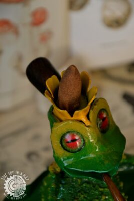 Metalowa podstawka na kadzidło z żabą (This Guy in a Hat)