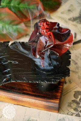 Metalowa podstawka na kadzidło z Marilyn Monroe (This Guy in a Hat)