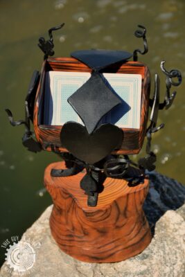 Drewniano metalowy stojak na karty (This Guy in a Hat)