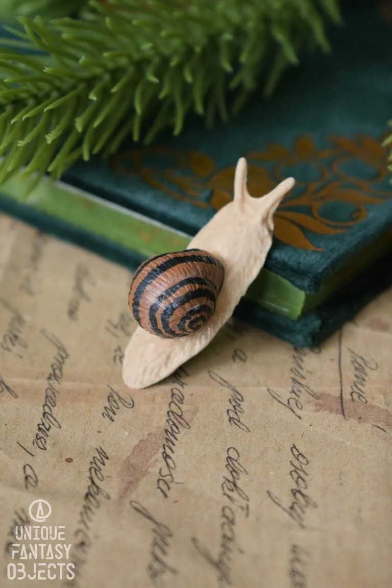 Broszka z rzeźbą brązowego wstężyka gajowego (Unique Fantasy Objects)