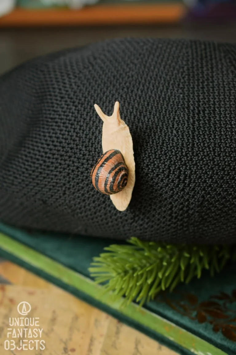 Broszka z rzeźbą brązowego wstężyka gajowego (Unique Fantasy Objects)