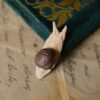Broszka z rzeźbą winniczka (Unique Fantasy Objects)