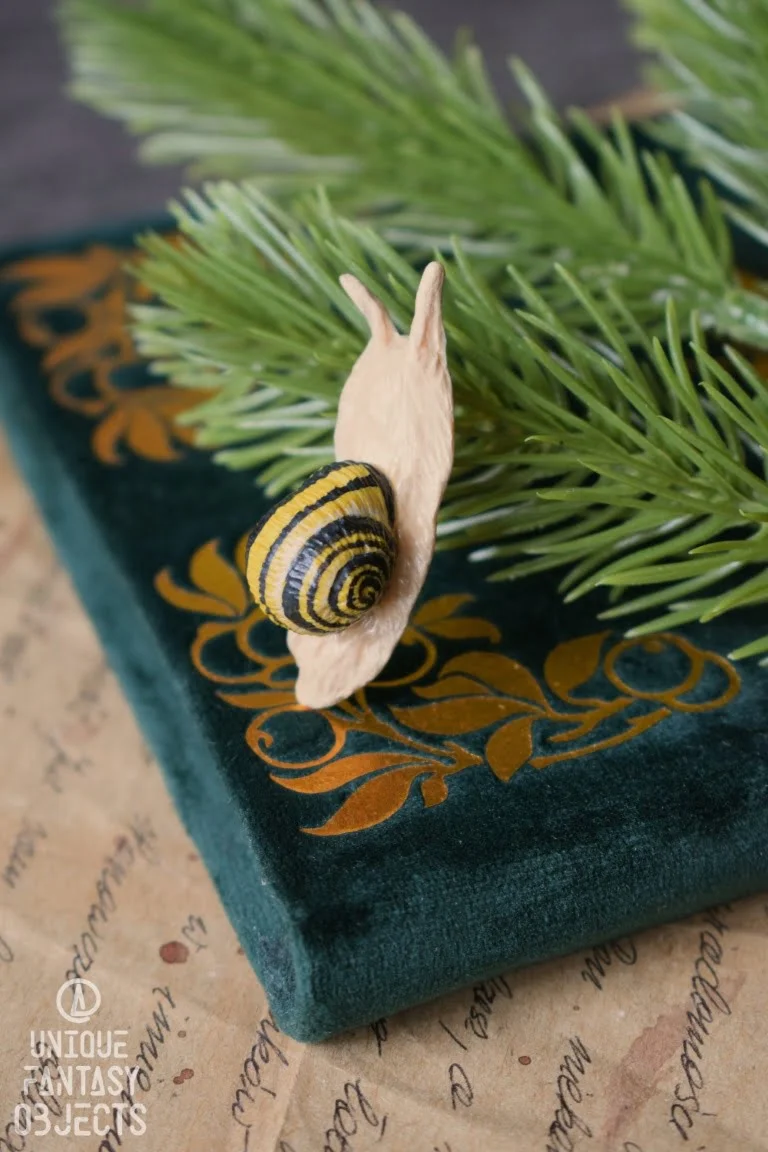 Broszka z rzeźbą ślimaka wstężyk gajowy (Unique Fantasy Objects)